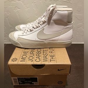 NIKE BLAZERS